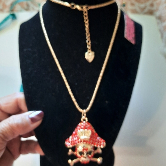 New Betsey Johnson Gold and Red Pirate Pendant Necklace - Picture 7 of 11